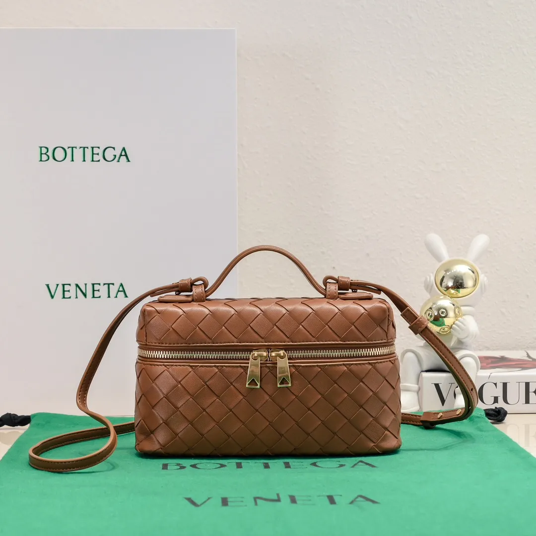 Batch 1360 Bottega Veneta 24 spring and summer woven zipper crossbody bag. A crossbody bag that can be used as a cosmetic bag. The exquisite weaving and compact body are an indispensable accessory for the upcoming summer. The double zipper also better protects the bag. It has a large capacity. If you like it, don’t miss it. Style number: 9109 Size: 22*12.5*5cm